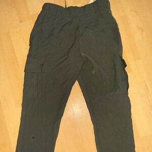 lululemon athletica women’s Olive Cargo Pants 25”